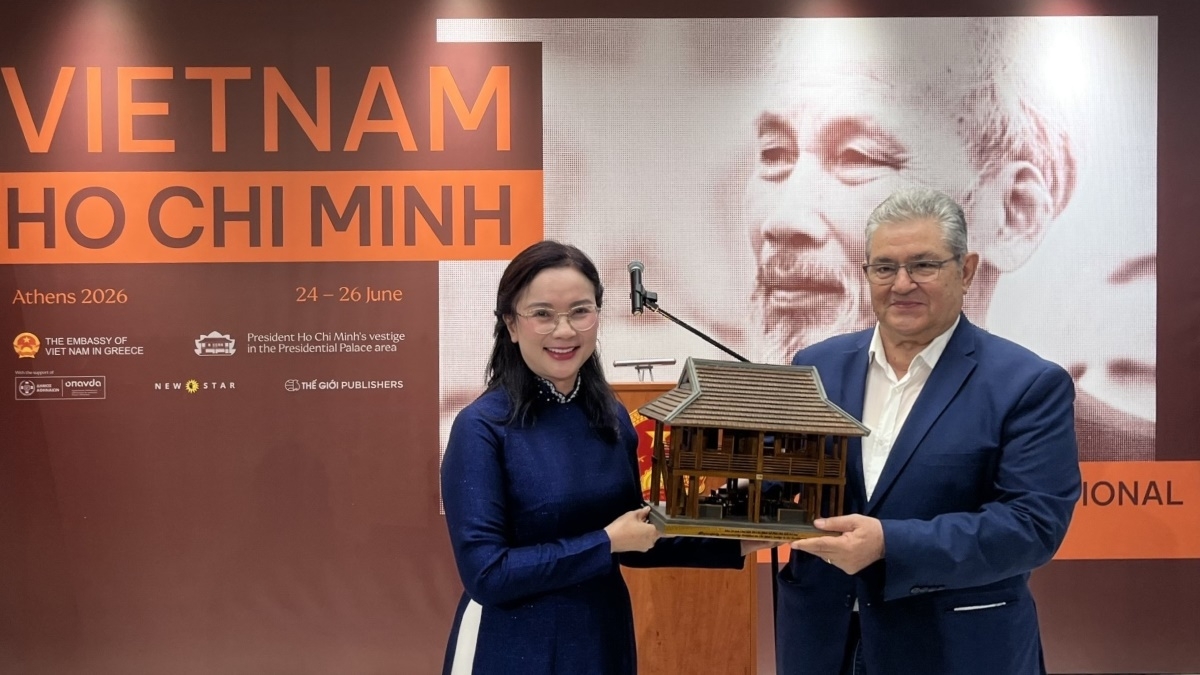 Lê Thi Phuong, directrice du Site commémoratif du Président Hô Chi Minh et Dimitris Koutsoumpas, secrétaire général du Parti communiste grec. Photo: baovanhoa.vn.
