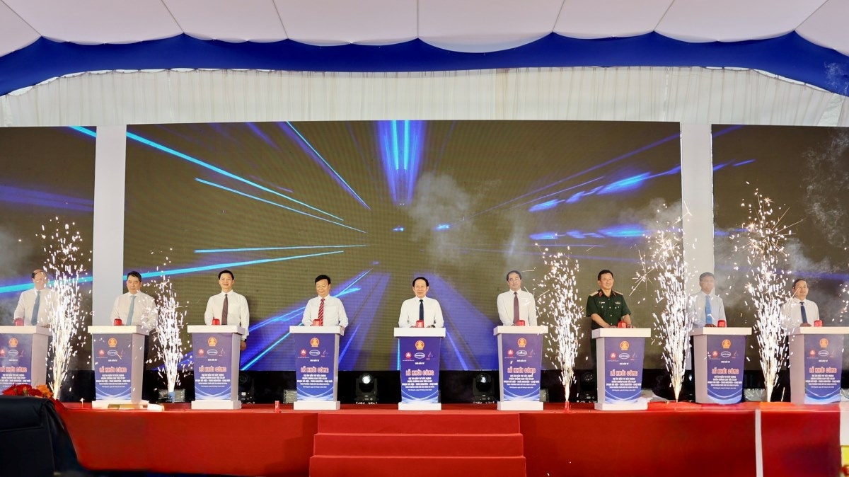 Các đại biểu thực hiện nghi thức khởi công Dự án đầu tư xây dựng hoàn chỉnh cao tốc CT.07 đoạn Hà Nội – Thái Nguyên – Chợ Mới. Ảnh: VGP/Thu Sa