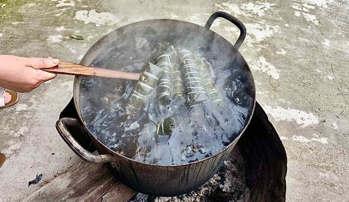Từ tối mùng 4 tháng 5 âm lịch, những nồi bánh gio nghi ngút khói được các gia đình người Tày, Nùng chuẩn bị để đón Tết Đoan Ngọ. Ảnh: Nông Diệp/VOV-Đông Bắc
