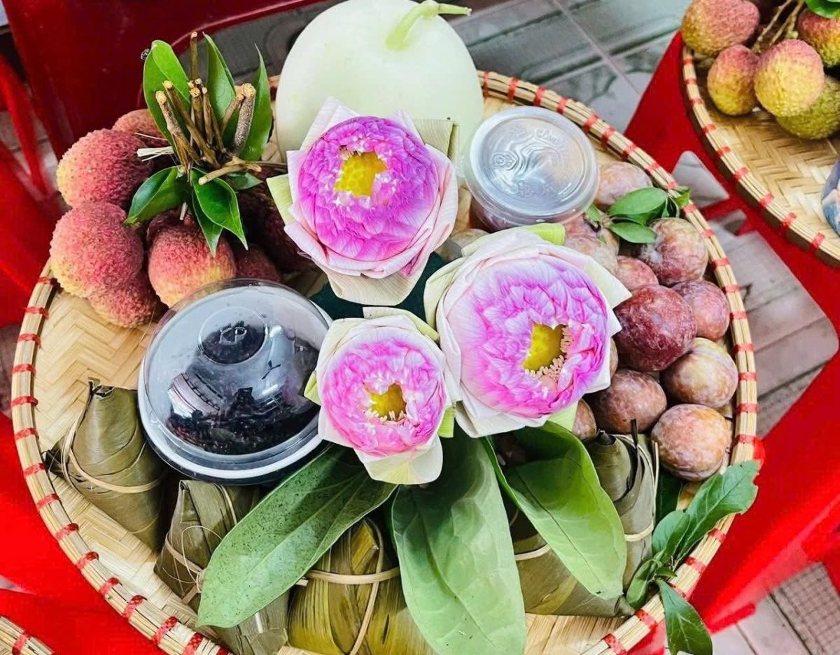 Mâm lễ cúng Tết Đoan Ngọ tuy giản dị với bánh gio, hoa quả theo mùa nhưng chứa đựng lòng thành kính của người Tày, Nùng với tổ tiên và ước mong cuộc sống bình an, no ấm. Ảnh: Nông Diệp/VOV-Đông Bắc