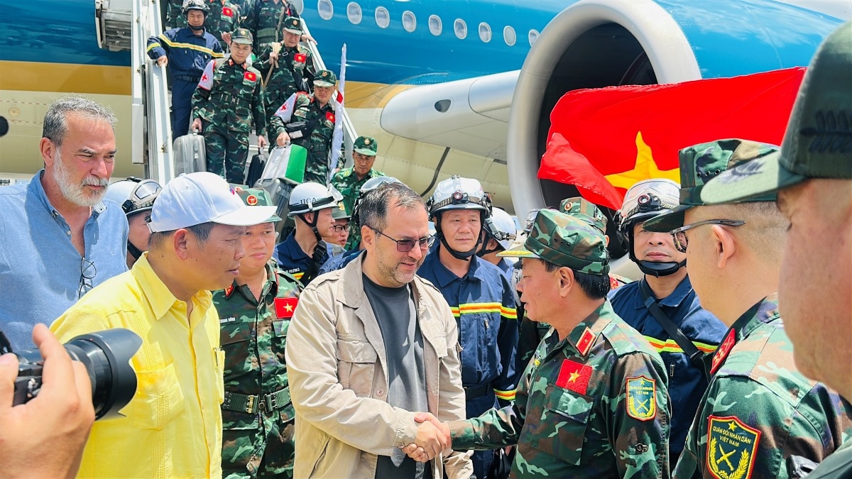 Bộ trưởng Ngoại giao Venezuela, Yvan Gil, trao đổi với Thiếu tướng Phạm Văn Tỵ. Ảnh: Quang Trung/VOV