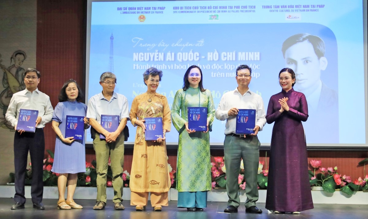Giới thiệu cuốn sách ảnh song ngữ Việt-Pháp “Nguyễn Ái Quốc - Hồ Chí Minh với nước Pháp”. Ảnh: Anh Tuấn/VOV-Paris