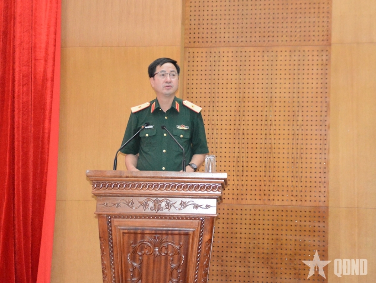 Le Général de brigade Pham Manh Thang, chef du Département du maintien de la paix du Vietnam, prononce le discours d'ouverture de la formation CFAT/SC1. Photo: QĐND