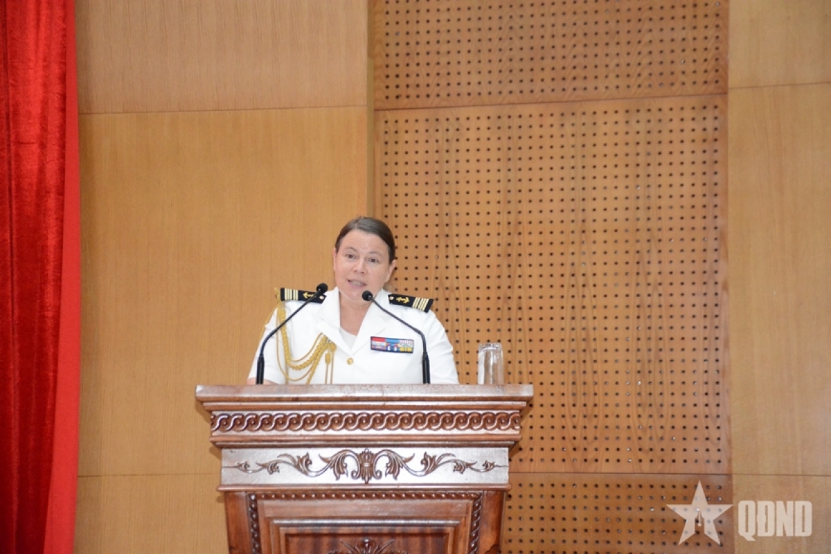 Le Capitaine de vaisseau Anne Brun, attachée de Défense de la France au Vietnam. Photo: QĐND