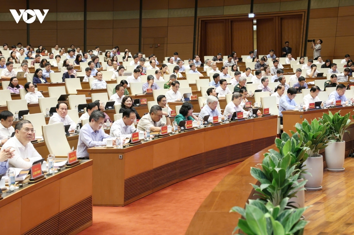 Tại hội nghị, các đại biểu xem phim: "Nhìn lại 1 năm 6 tháng triển khai Nghị quyết số 57-NQ/TW của Bộ Chính trị”; nghe Chánh Văn phòng Trung ương Đảng Nguyễn Hải Ninh, Phó Trưởng ban Chỉ đạo Trung ương về phát triển khoa học công nghệ, đổi mới sáng tạo và chuyển đổi số trình bày tóm tắt Báo cáo sơ kết 1 năm 6 tháng và quán triệt chỉ đạo của Bộ Chính trị, Ban Bí thư về sơ kết 1 năm 6 tháng tình hình triển khai thực hiện Nghị quyết 57-NQ/TW.