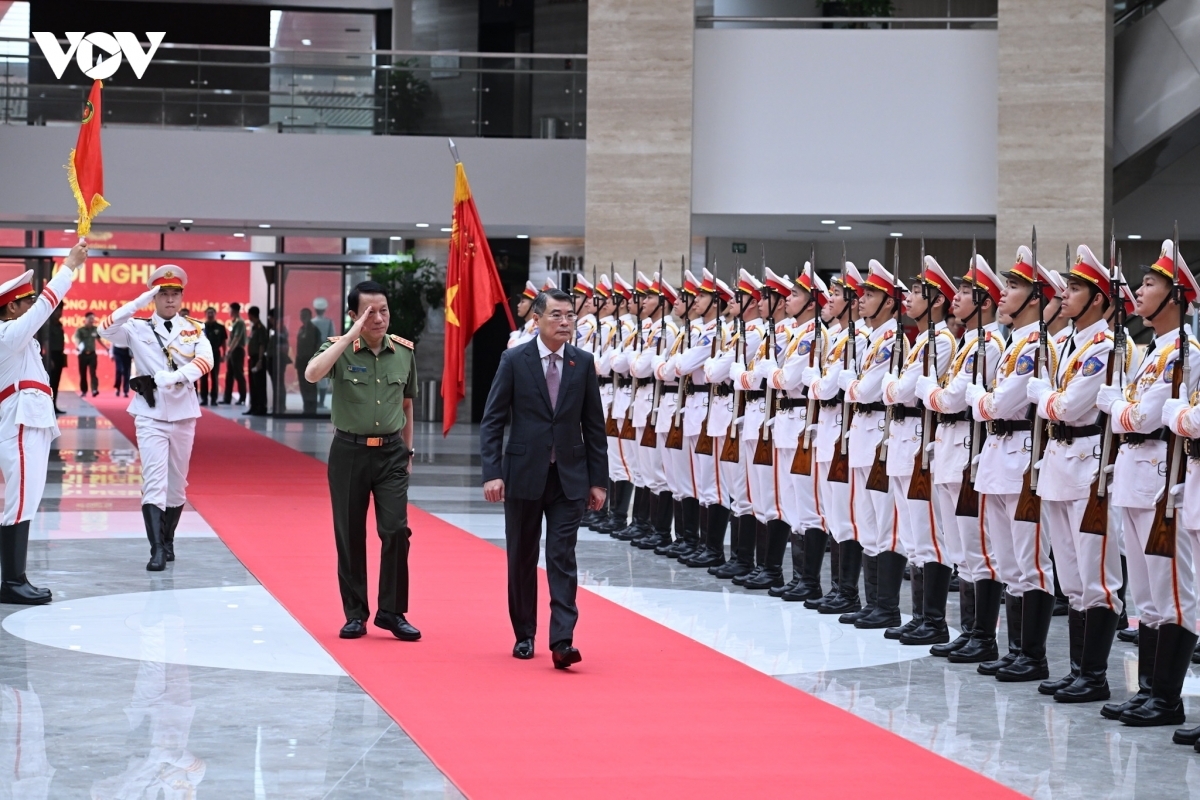 Le Premier ministre Lê Minh Hung passe en revue la garde d'honneur des forces de sécurité publique. Photo: VOV