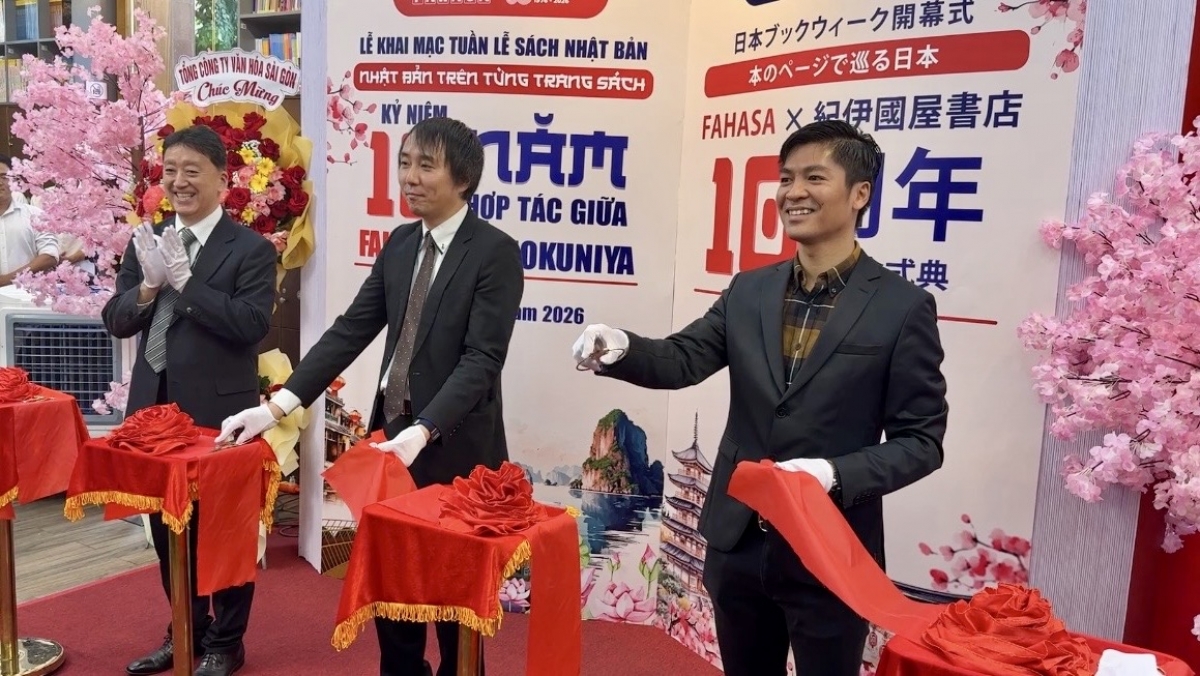 在ホーチミン日本国総領事館の古舘首席領事と書店代表らが「日本ブックウィーク」開幕のテープカットを行った（写真：TTXVN）