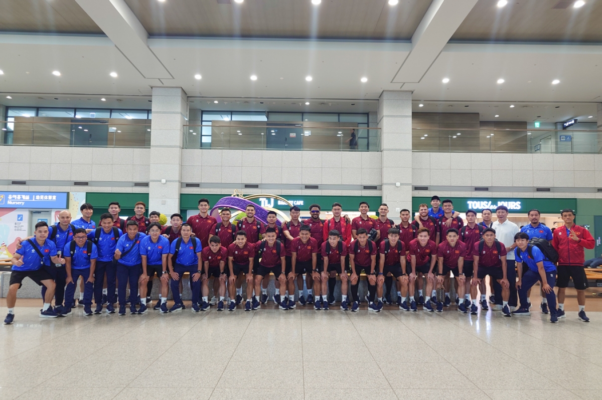 Die vietnamesische Nationalmannschaft am Flughafen Incheon in Südkorea. (Foto: vff.org.vn)