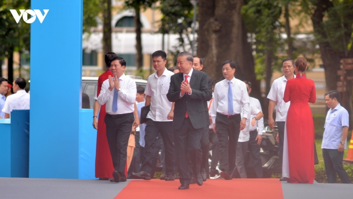 Cùng dự có nguyên Tổng Bí thư Nông Đức Mạnh; các nguyên Chủ tịch nước Nguyễn Minh Triết, Trương Tấn Sang; nguyên Thủ tướng Nguyễn Tấn Dũng; Chủ tịch Quốc hội Trần Thanh Mẫn; các nguyên Chủ tịch Quốc hội Nguyễn Văn An, Nguyễn Thị Kim Ngân; Thường trực Ban Bí thư Trần Cẩm Tú; cùng các lãnh đạo, nguyên lãnh đạo Đảng, Nhà nước, Ủy ban Trung ương Mặt trận Tổ quốc Việt Nam, các Ủy viên Bộ Chính trị, Bí thư Trung ương Đảng, Ủy viên Trung ương Đảng, lãnh đạo các Ban, Bộ, ngành, đoàn thể Trung ương, lãnh đạo các tỉnh, thành phố trực thuộc Trung ương, các đồng chí lão thành cách mạng, Mẹ Việt Nam anh hùng, Anh hùng lực lượng vũ trang nhân dân, Anh hùng Lao động, các tướng lĩnh trong lực lượng vũ trang nhân dân cùng khách mời quốc tế và đông đảo các tầng lớp nhân dân trên địa bàn thành phố. Trong ảnh: Tổng Bí thư Ban Chấp hành Trung ương Đảng cộng sản Việt Nam, Chủ tịch nước Cộng hòa xã hội chủ nghĩa Việt Nam Tô Lâm đến dự Lễ kỷ niệm.