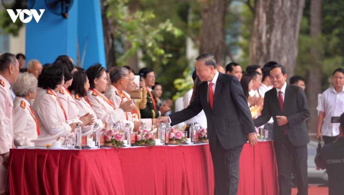 Tổng Bí thư, Chủ tịch nước Tô Lâm và Ủy viên Bộ Chính trị, Bí thư Thành ủy TPHCM Trần Lưu Quang bắt tay các đại biểu dự Lễ kỷ niệm