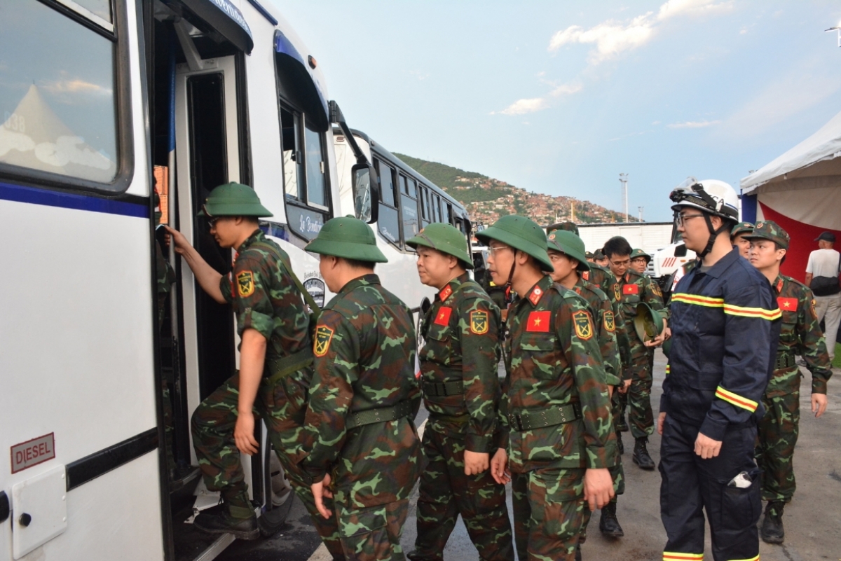 Các thành viên đoàn Việt Nam cơ động từ nơi đóng quân ra khu vực thực hiện nhiệm vụ dưới sự hỗ trợ của phía Venezuela.
