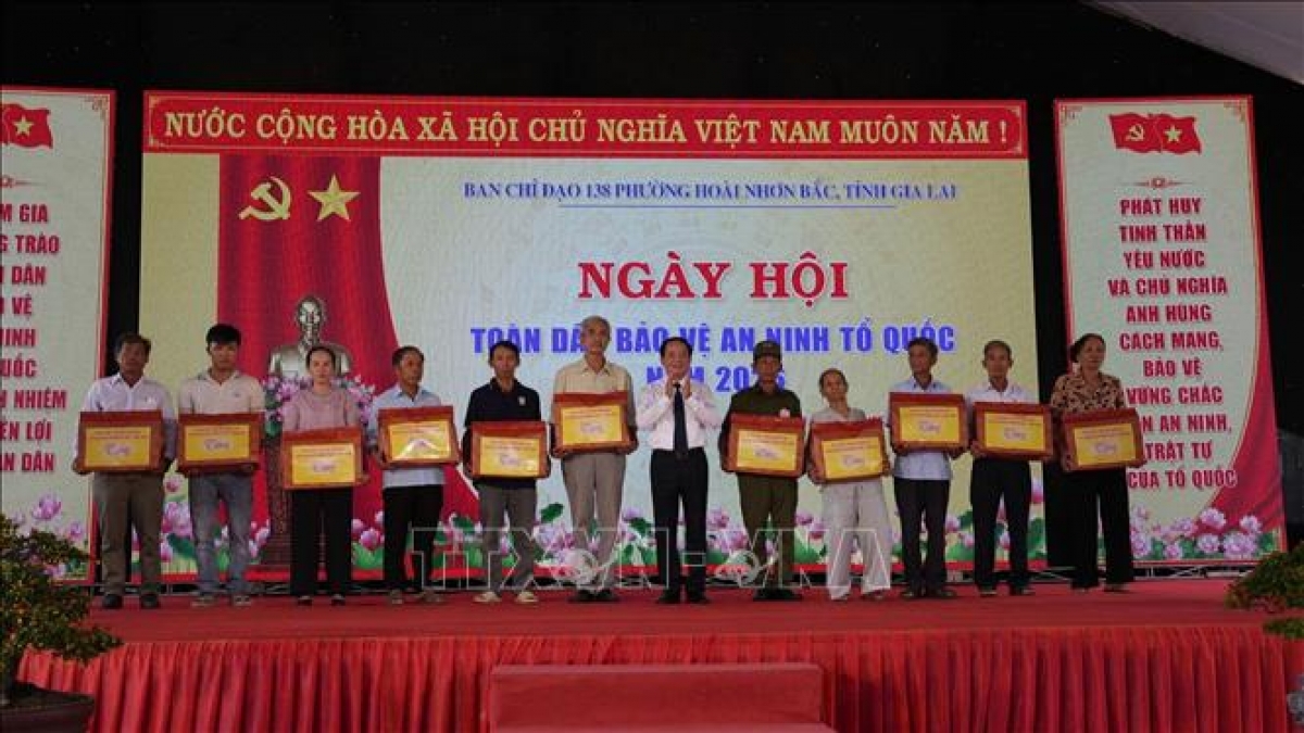 Trao tặng quà nhân dịp Ngày hội. Ảnh: TTXVN