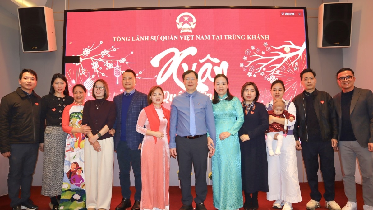 Tiến sỹ Nguyễn Thị Lan, Tổng Lãnh sự Việt Nam tại Trùng Khánh Bùi Nguyên Long (giữa) và một số đại diện người Việt Nam tại Trùng Khánh và Tứ Xuyên. Ảnh: Nhân vật cung cấp