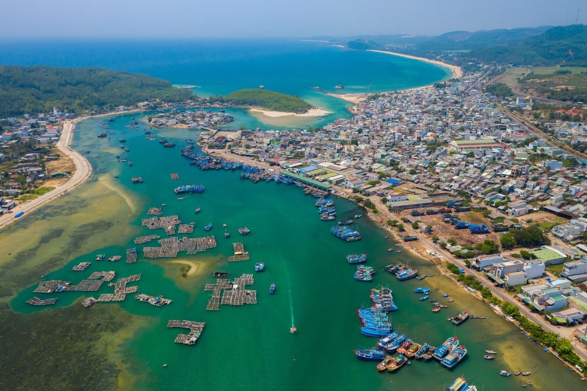 广义省在吸引企业入驻该省沿海经济区，以及发展物流产业、开发海洋旅游等方面拥有显著优势。