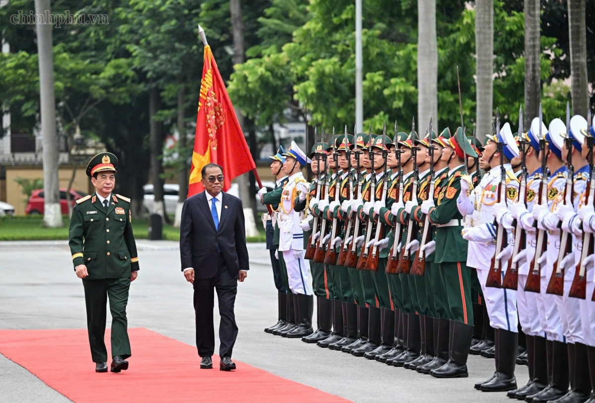Phó Thủ tướng, Bộ trưởng Bộ Quốc phòng Phan Văn Giang và Bộ trưởng Bộ Quốc phòng Malaysia Dato Seri Mohamed Khaled Bin Nordin duyệt Đội danh dự Quân đội nhân dân Việt Nam. Ảnh: VGP/Nguyễn Hoàng