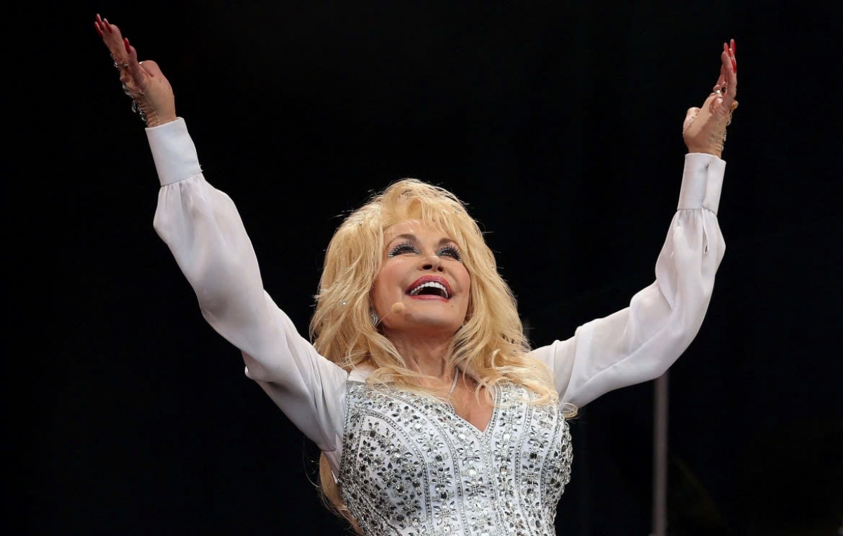 Dolly Parton, một trong những biểu tượng lớn nhất của nhạc đồng quê Mỹ, qua đời ngày 25/8.