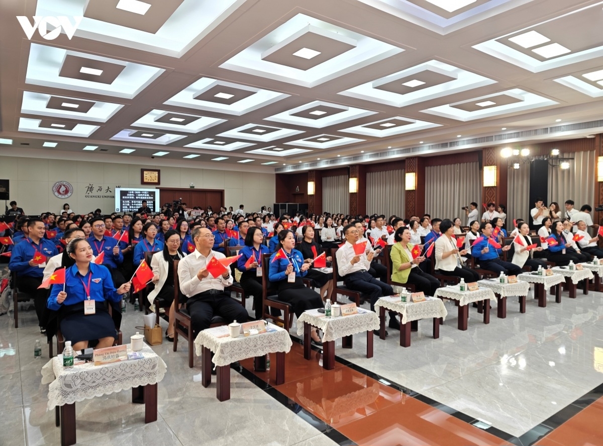 Đại biểu thanh niên Việt - Trung tham dự giao lưu với chủ đề “Trở thành thế hệ kế thừa sự nghiệp hai Đảng, hai nước Việt Nam - Trung Quốc” ngày 21/8/2026. Ảnh: VOV