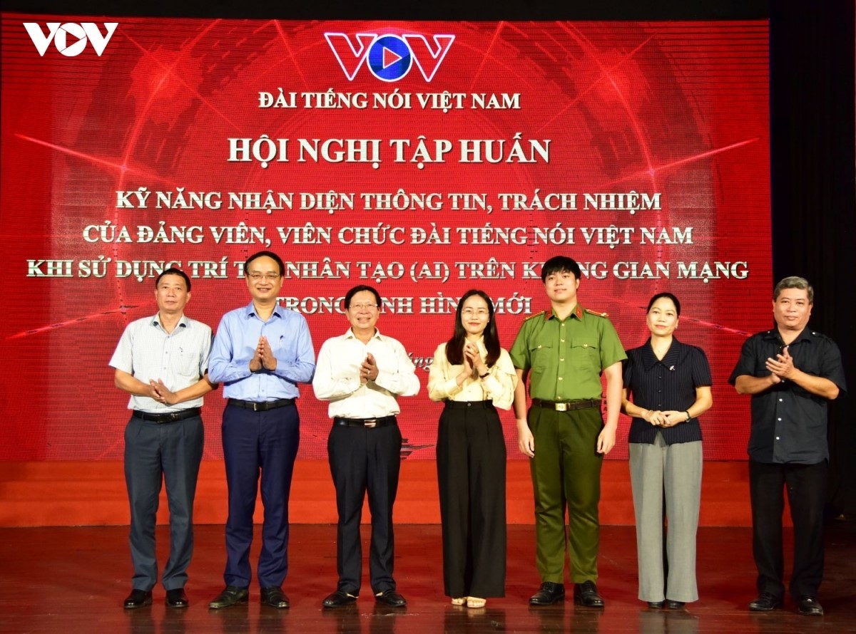 Phó Tổng Giám đốc VOV Vũ Hải Quang (thứ 3, từ trái), Phó Bí thư chuyên trách Đảng ủy VOV Nguyễn Văn Chí (thứ 2, từ trái) chụp ảnh lưu niệm cùng các chuyên gia thuộc A05 - Bộ Công an. Ảnh: Thanh Hà/VOV