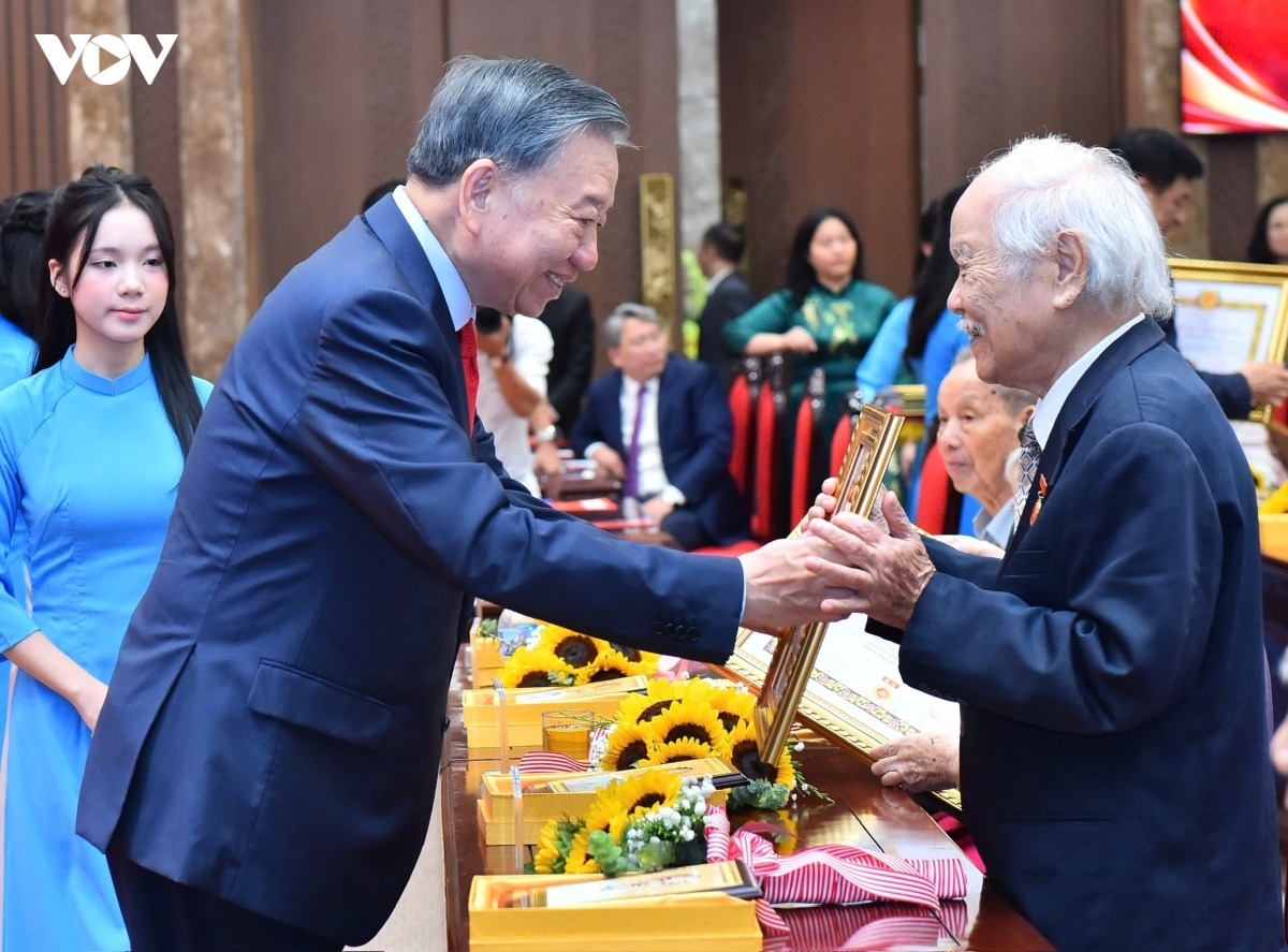 Tổng Bí thư, Chủ tịch nước Tô Lâm trao Huy hiệu Đảng, chúc mừng các Đảng viên lão thành. Ảnh: Việt Cường/VOV