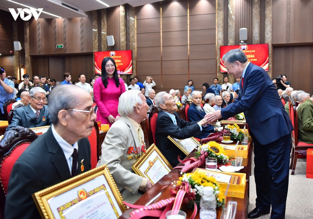 Tổng Bí thư, Chủ tịch nước Tô Lâm chúc mừng các Đảng viên lão thành. Ảnh: Việt Cường/VOV