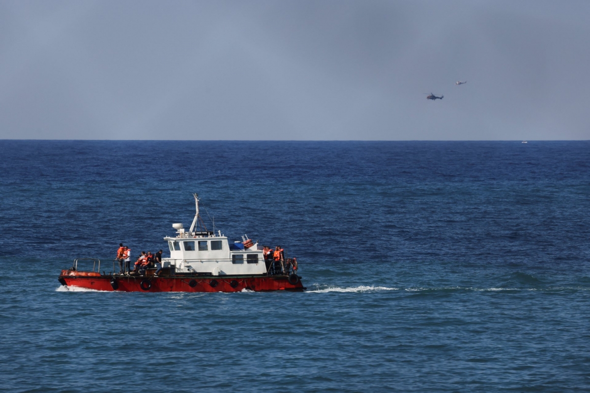 Les opérations de secours et de sauvetage se poursuivent le 30 août 2026. REUTERS/Yiannis Kourtoglou