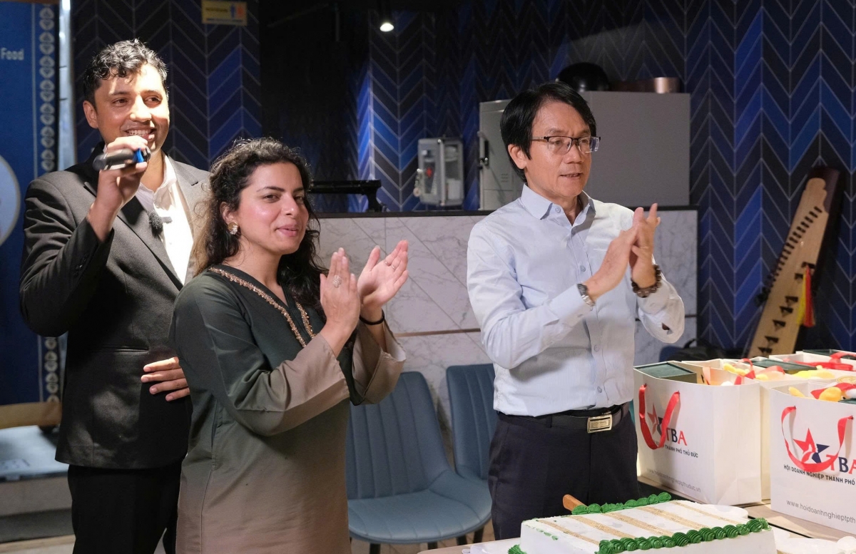 Ông Trần Việt Anh, Tổng Lãnh sự Danh dự của Pakistan tại TP. Hồ Chí Minh (bên phải), cùng bà Faiza Akhtar, Phó Trưởng Cơ quan Đại diện, Đại sứ quán Pakistan tại Hà Nội tại sự kiện kỷ niệm Quốc khánh Pakistan.