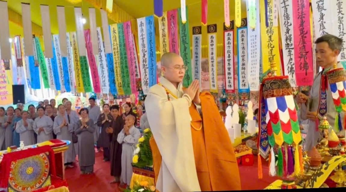 Sư cô Thích Nữ Giới Tánh thực hiện nghi lễ tại Lễ cầu siêu