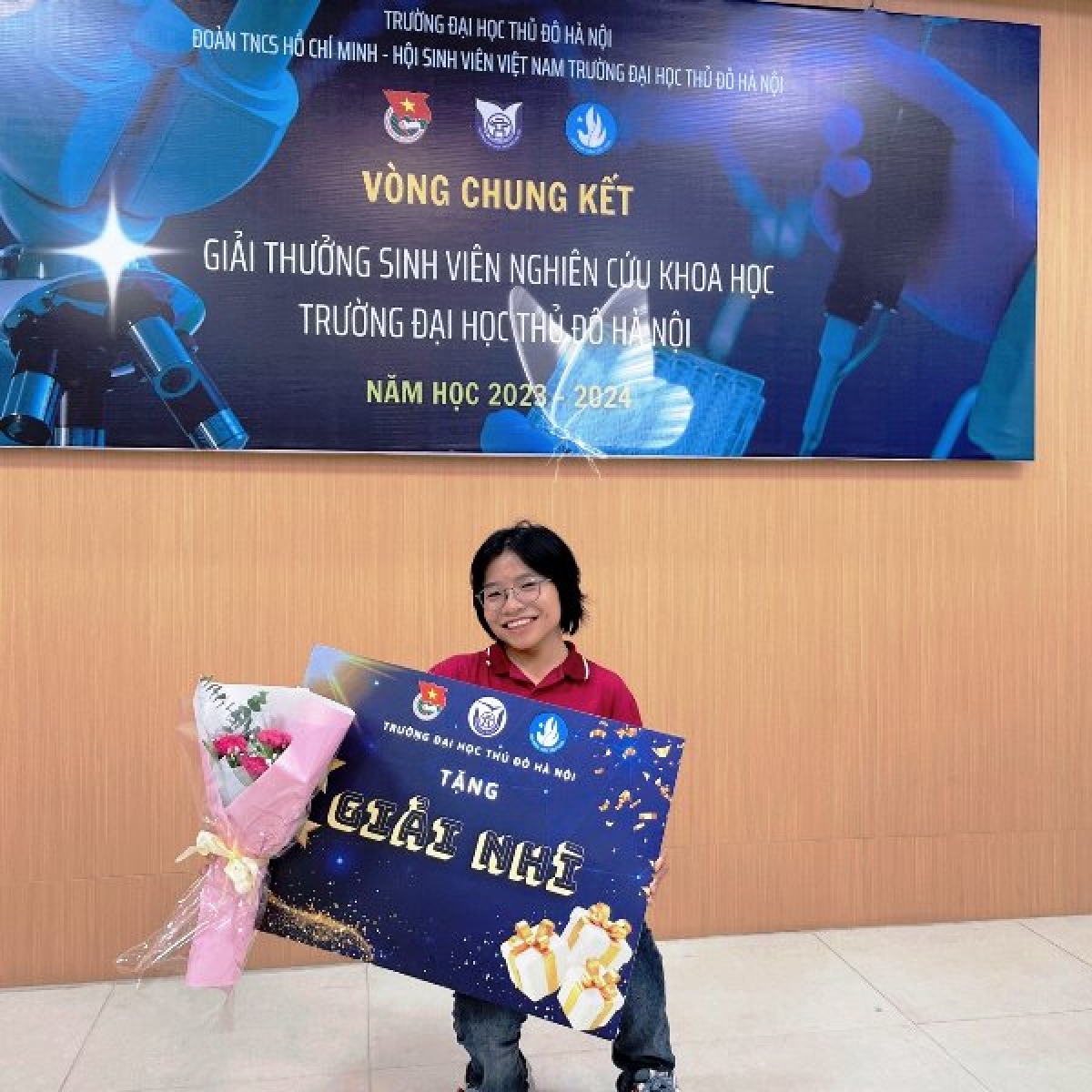 Hoàng Thị Phương nhận giải thưởng sinh viên nghiên cứu khoa học