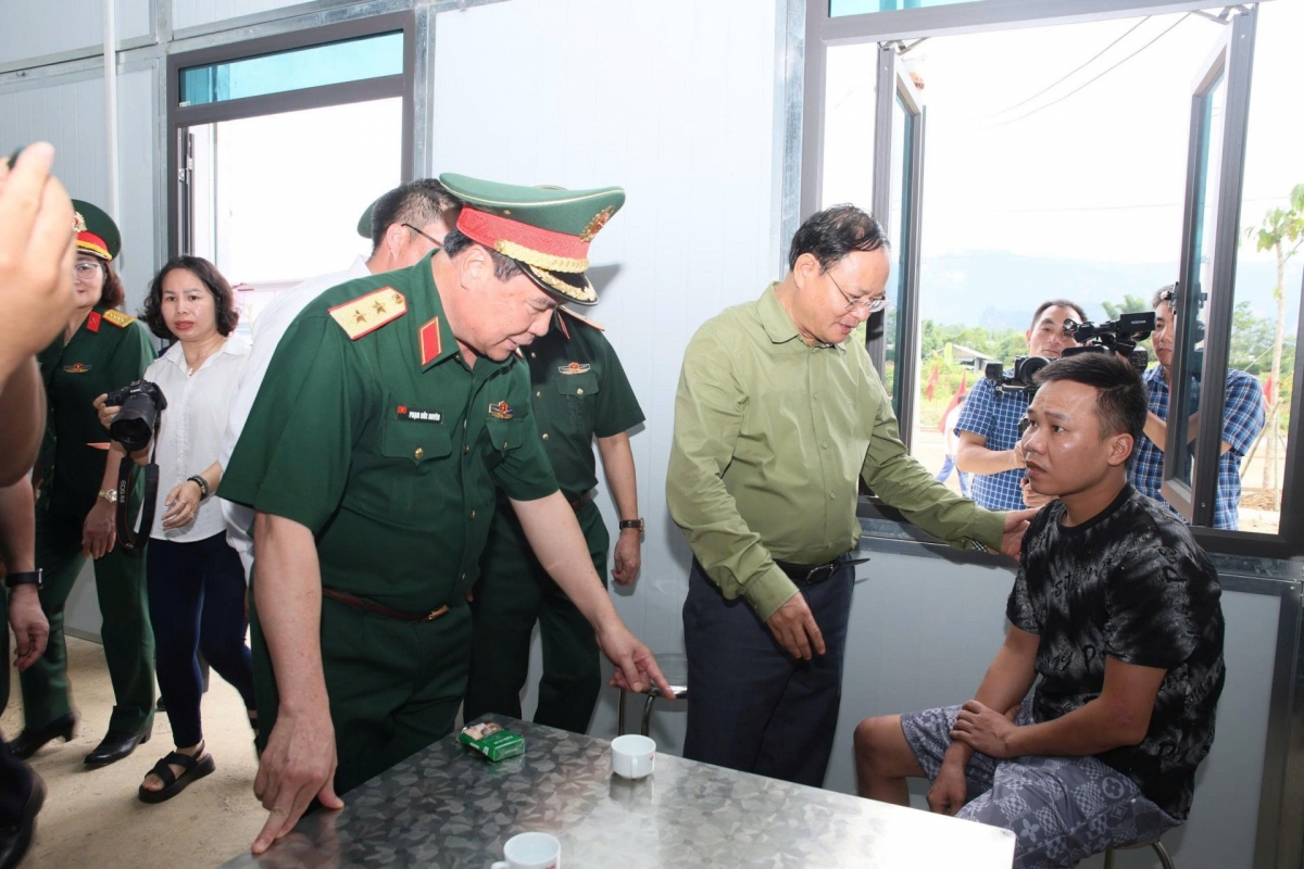 Bí thư Tỉnh ủy Lai Châu cùng các lực lượng thăm hỏi, động viên người dân tại nơi ở mới. Ảnh: Khắc Kiên/VOV-Tây Bắc