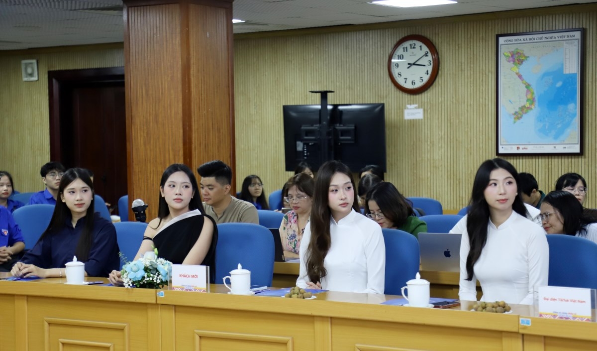 Tokoh-tokoh berpengaruh (Key Opinion Leaders/KOL) akan berpartisipasi dalam program "Berbagi Bersama Guru" pada tahun 2026. Foto: Phuong Thoa/VOV.