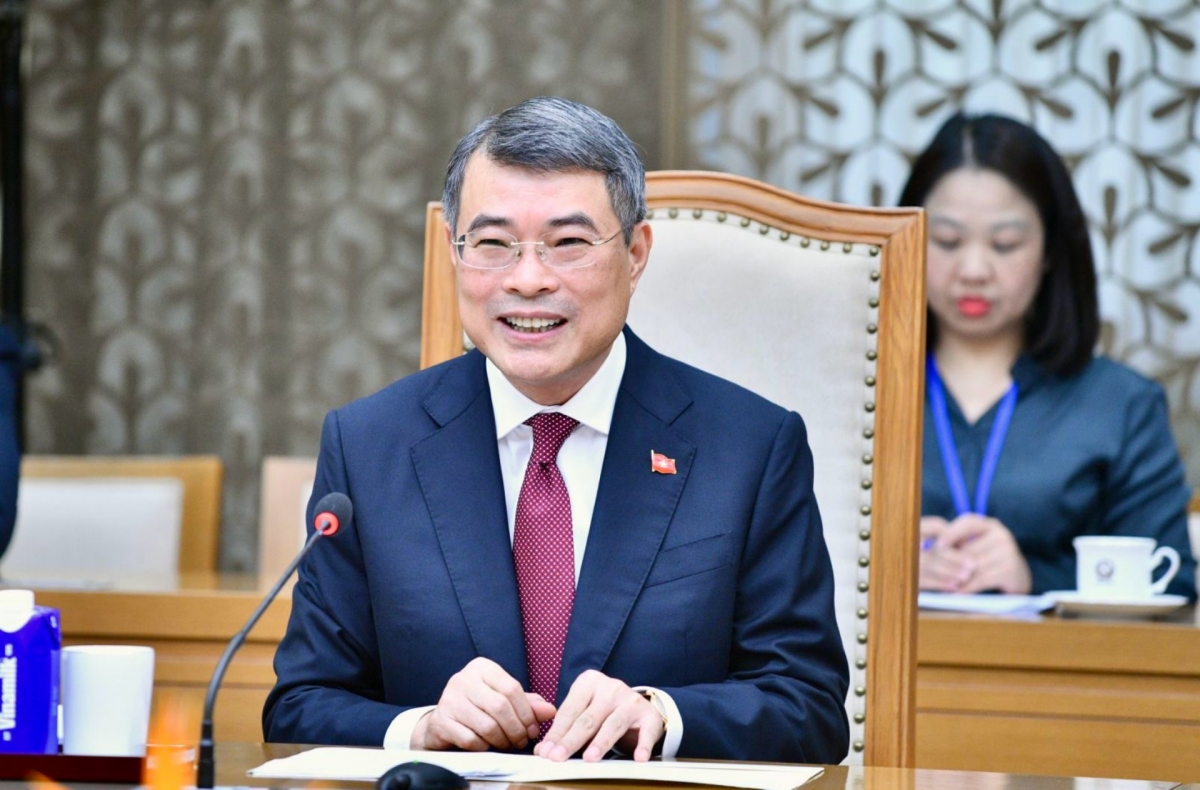 PM Le Minh Hung menyampaikan pidato dalam pertemuan tersebut (Foto: Lai Hoa/VOV)