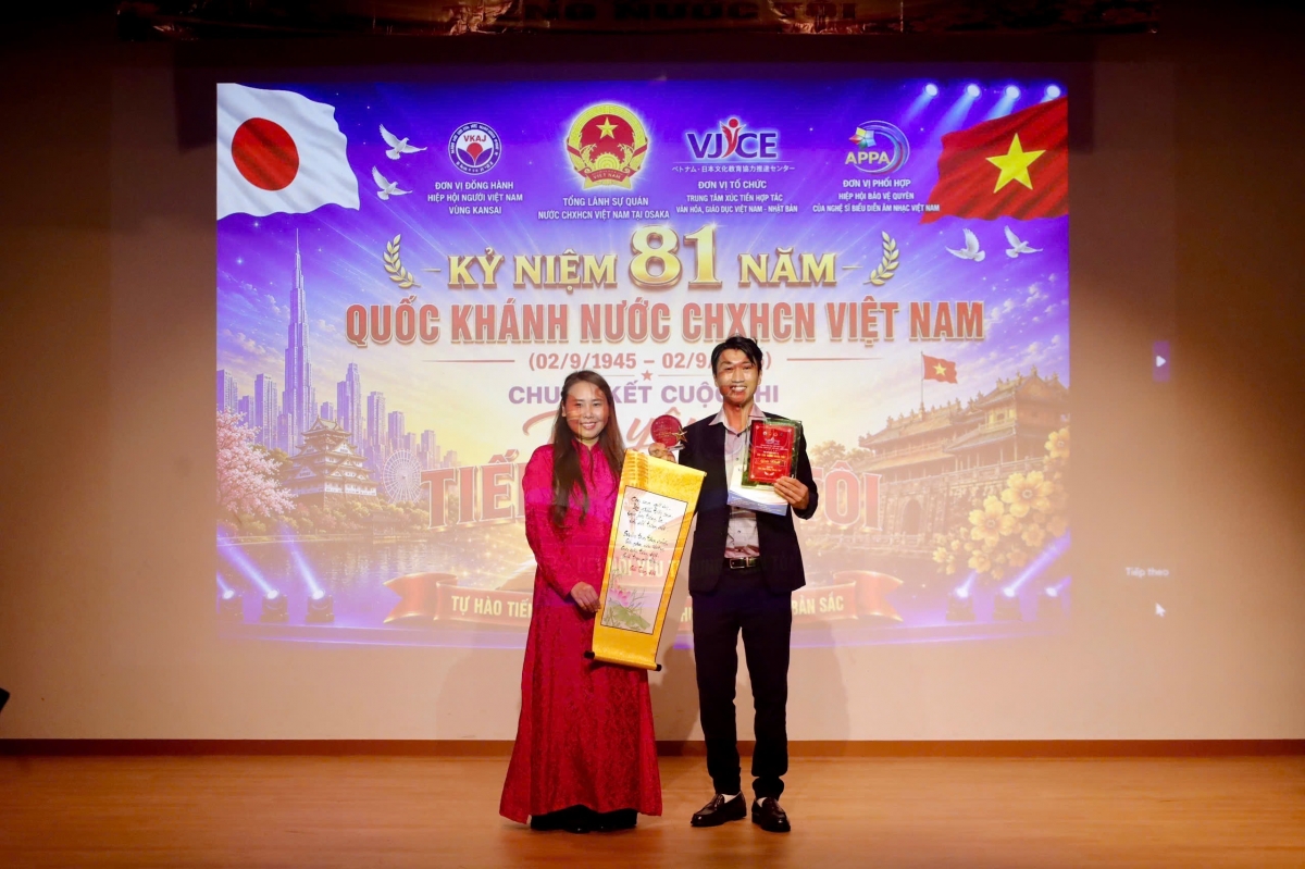 BTC trao giải nhất cho thí sinh Hoàng Văn Hòa