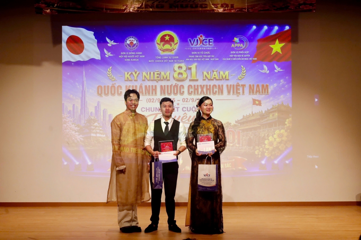 Trao giải cho các thí sinh tham gia cuộc thi