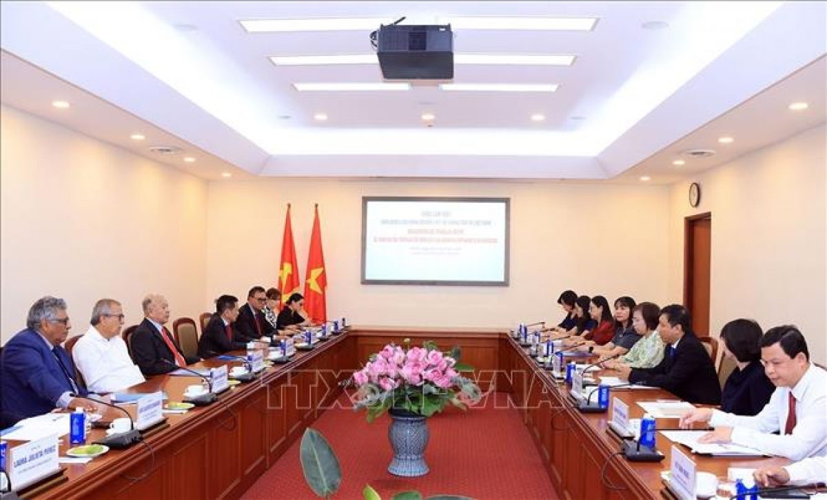 Vu Viet Trang y Alberto Anaya Gutiérrez conversan tras la ceremonia. Foto: VNA