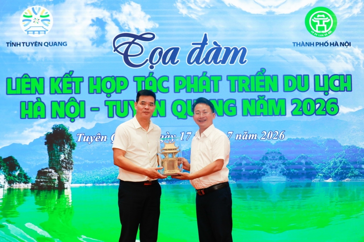 Ông Trần Trung Hiếu, Phó Giám đốc Sở Du lịch Hà Nội (phải) và ông Nguyễn Trung Ngọc, Giám đốc Sở VHTT&amp;DL tỉnh Tuyên Quang (trái).