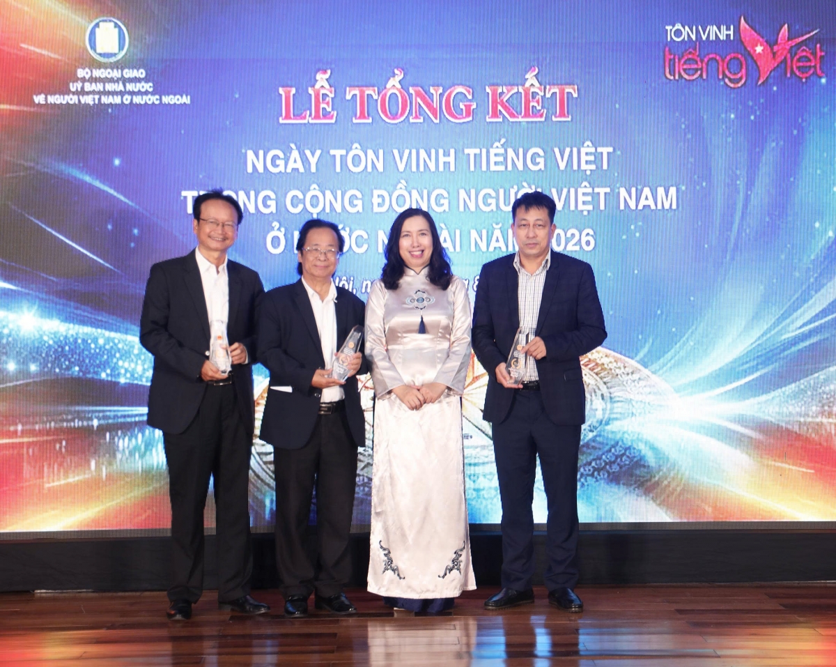 Thứ trưởng Bộ Ngoại giao Lê Thị Thu Hằng trao kỷ niệm chương cho các đơn vị đồng hành tích cực với Chương trình Tôn vinh Tiếng Việt trong cộng đồng người Việt ở nước ngoài. Ảnh Thành Long