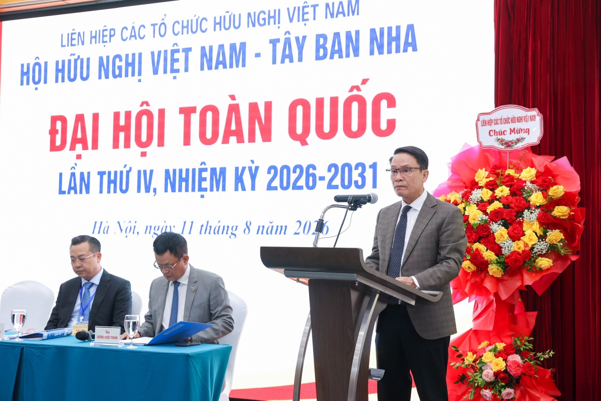 Nguyen Duc Loi, presidente de la Asociación de Amistad Vietnam-España, habla en la asamblea. Foto: thoidai.com.vn