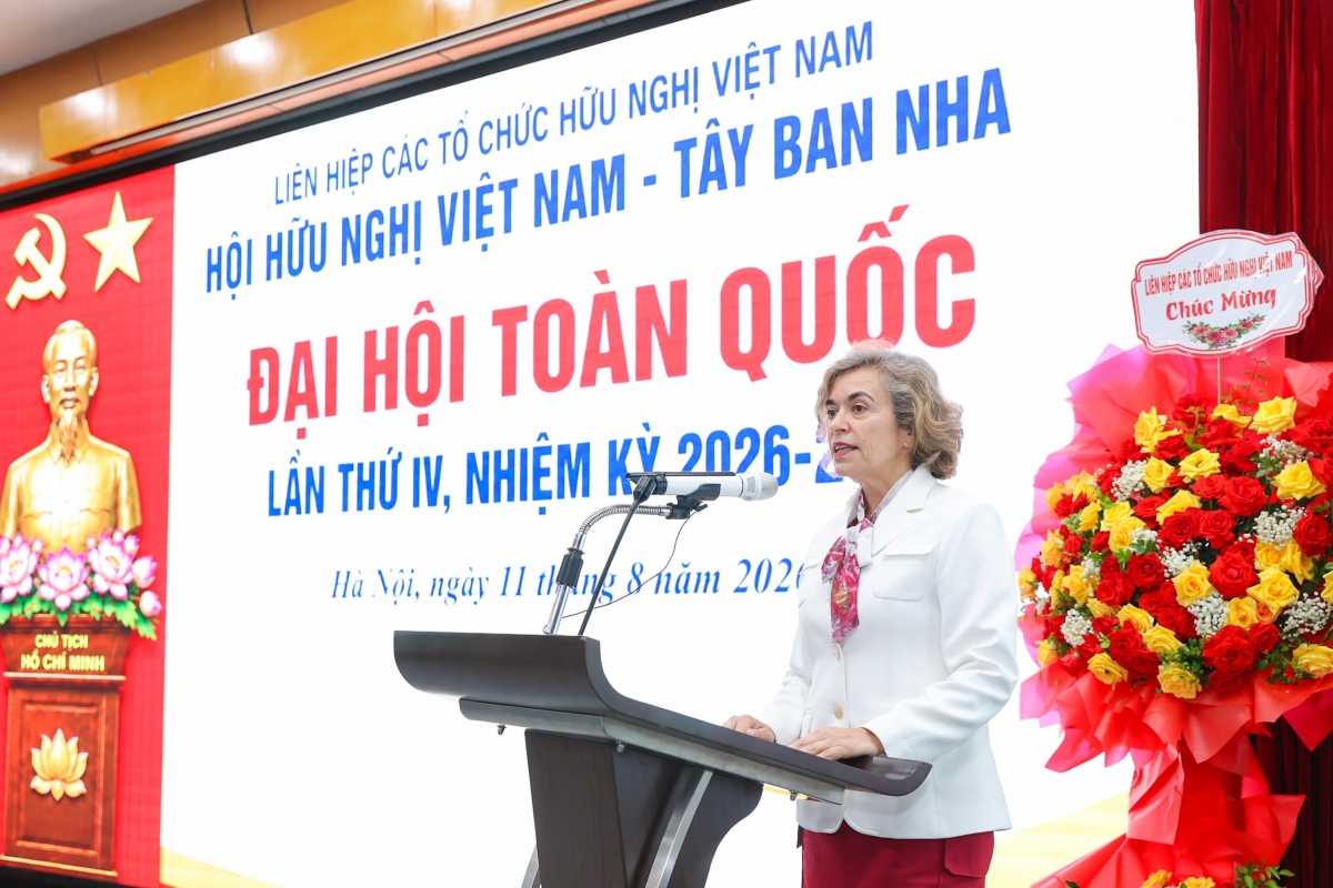 La embajadora española en Vietnam, Carmen Cano de Lasala, interviene en el evento. Foto: thoidai.com.vn
