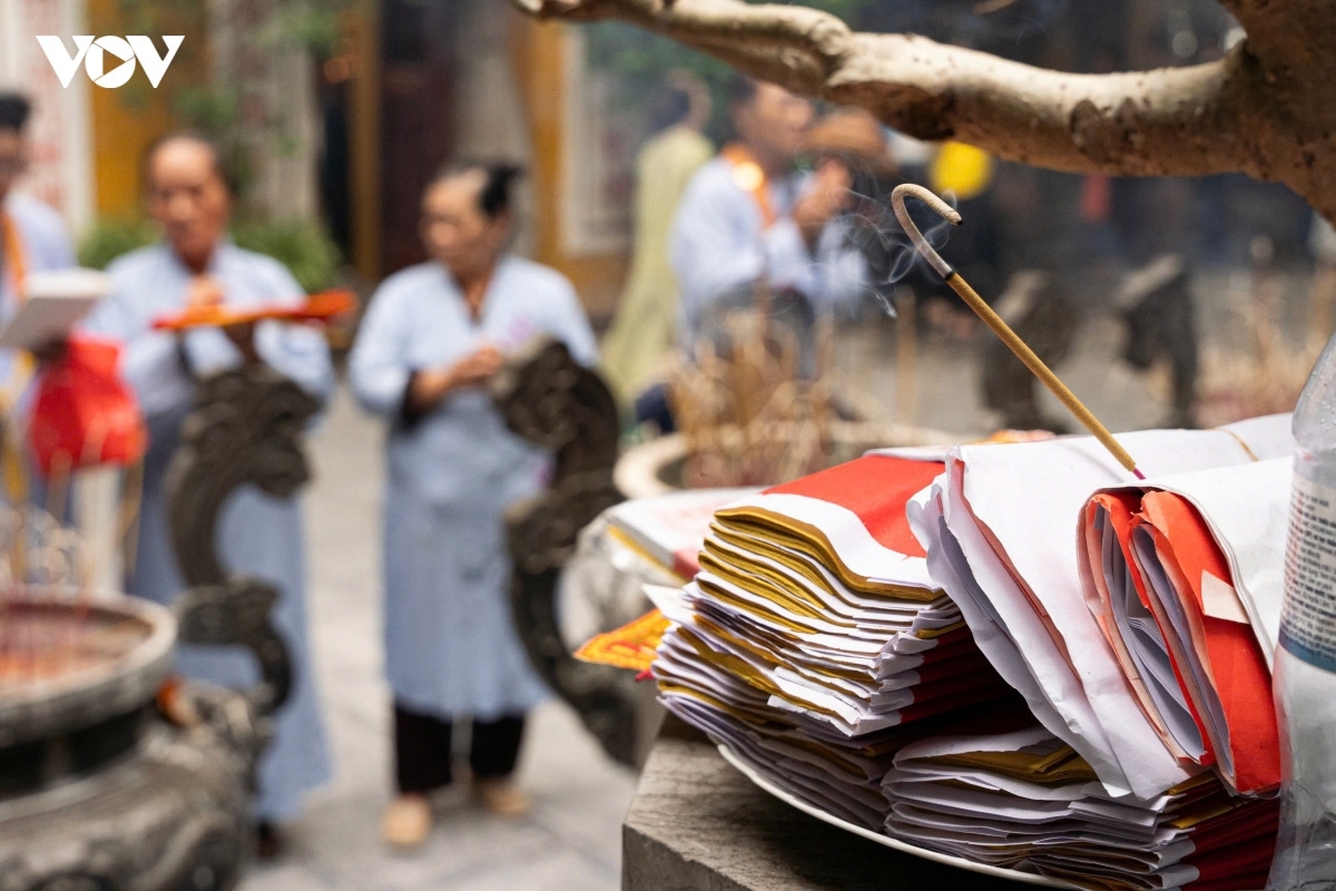 Theo tinh thần Phật giáo, Vu Lan không đơn thuần chỉ là ngày để tri ân, mà còn là một "khoảng lặng" nhắc nhở chúng ta nhìn lại những yêu thương đang hiện hữu nhưng đôi khi bị bỏ quên giữa nhịp sống hối hả.