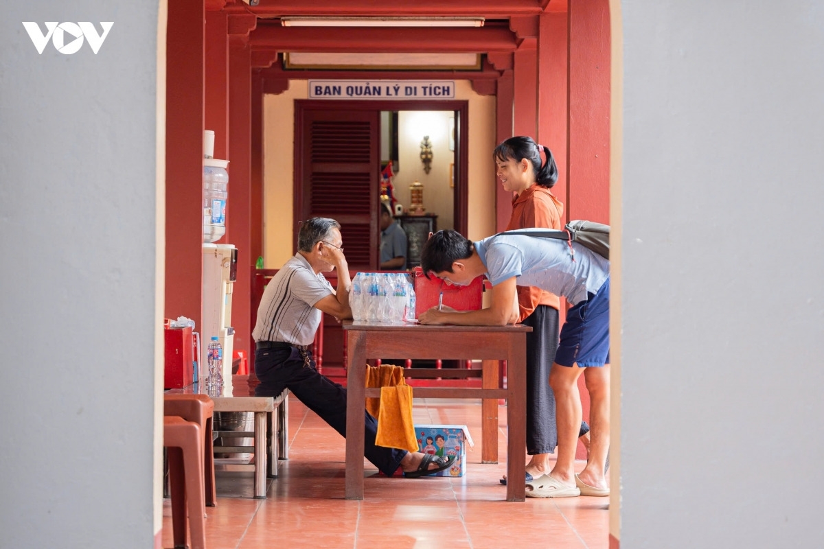 Tại Phủ Tây Hồ, lượng người đến dâng lễ thành tâm cầu mong gia đình bình an, cha mẹ mạnh khỏe. Dù lựa chọn những cách thực hành khác nhau, điều được nhiều người hướng tới trong mùa Vu Lan vẫn là sự thành kính, lòng biết ơn và tình yêu dành cho cha mẹ, gia đình.