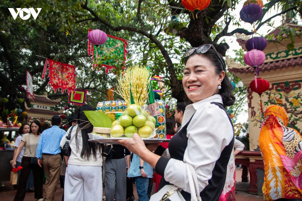 Người dân tự tay chuẩn bị mâm lễ, bày tỏ lòng thành kính trước khi vào hành lễ.