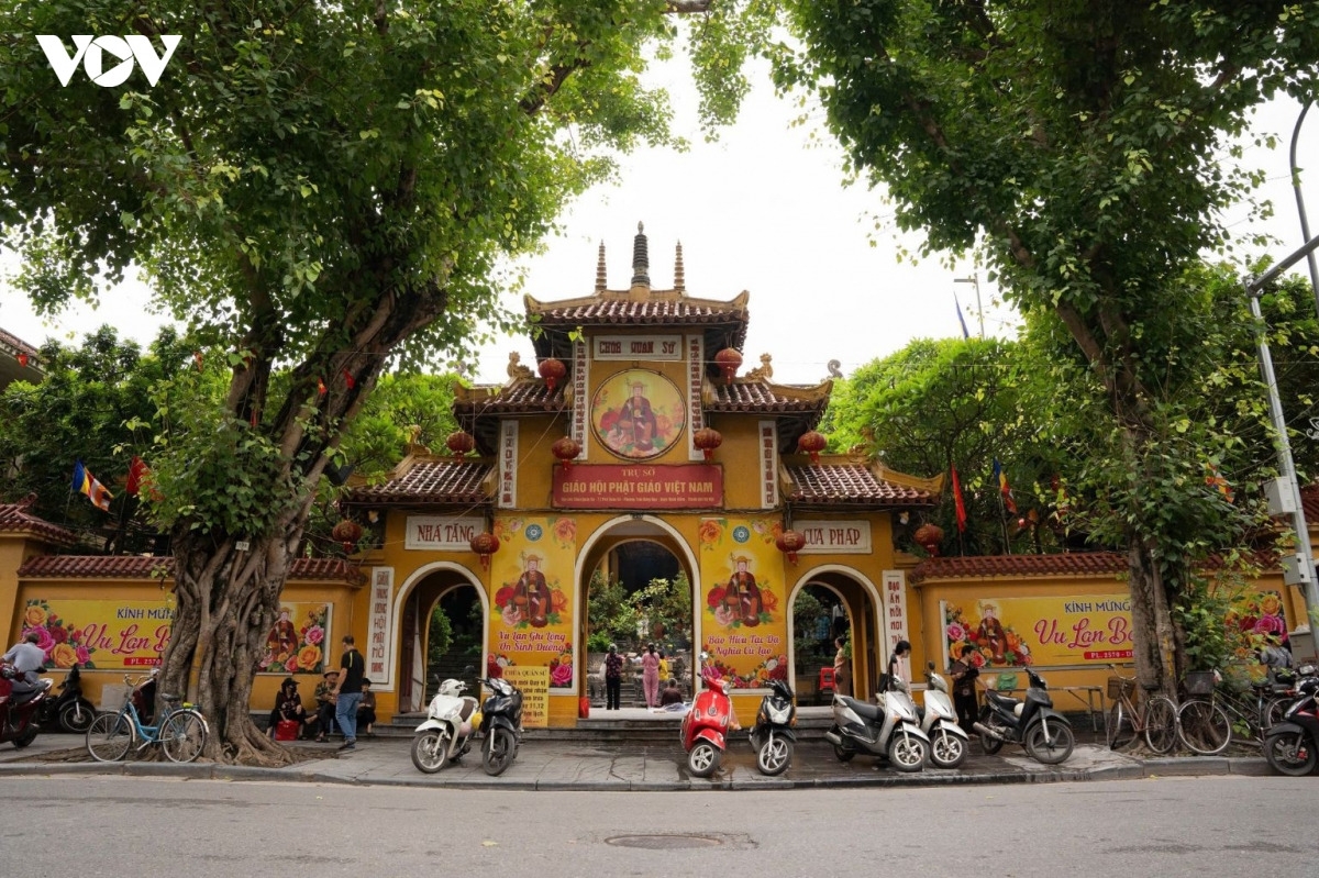 Như đã thành thông lệ, tại chùa Quán Sứ, lễ Vu Lan được làm trong 3 ngày, từ 11–13/7 âm lịch. Mỗi ngày 6 khóa lễ, các tăng ni, phật tử thành tâm tụng kinh niệm Phật, cầu cho quốc thái dân an. Kết thúc lễ Vu Lan, nhà chùa sẽ làm lễ đàn Mông Sơn chẩn tế cô hồn để thỉnh Phật về bố thí cho tất cả chúng sinh.