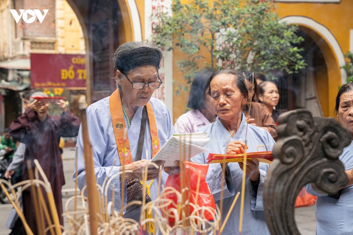 Trong ​​​​​sáng 13/7 âm lịch, đông đảo phật tử đã tìm về chùa Quán Sứ dâng hương, lễ Phật. Dù lượng người khá đông, không khí tại chùa vẫn trật tự, yên tĩnh và giữ được sự trang nghiêm. Nhiều người thành tâm cầu bình an, sức khỏe cho gia đình, đồng thời bày tỏ lòng biết ơn đối với cha mẹ, ông bà và đấng sinh thành.