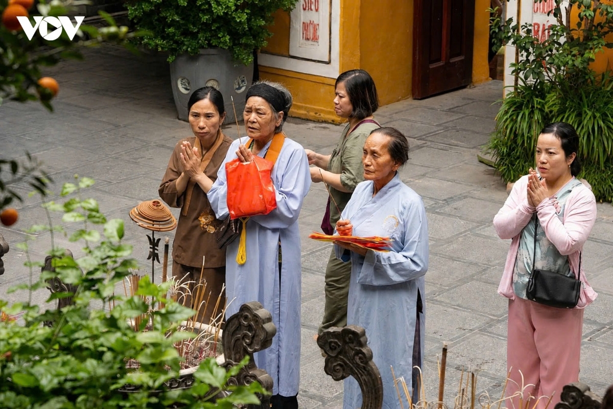 Với nhiều người, Rằm tháng 7 không chỉ là một ngày lễ quan trọng trong Phật giáo mà còn gắn với mùa Vu Lan báo hiếu - dịp để mỗi người con hướng về cha mẹ, tưởng nhớ người đã khuất và trân trọng những người đang hiện hữu. Nhiều phật tử có mặt từ sớm tại chùa để dâng hương, lễ Phật. Từ ý nghĩa tôn giáo, lễ Vu Lan ngày càng được biết đến như một nét đẹp văn hóa, đề cao lòng hiếu kính và nhắc nhở mỗi người về đạo lý “uống nước nhớ nguồn”, biết trân trọng tình thân và thực hành những điều tốt đẹp trong cuộc sống.