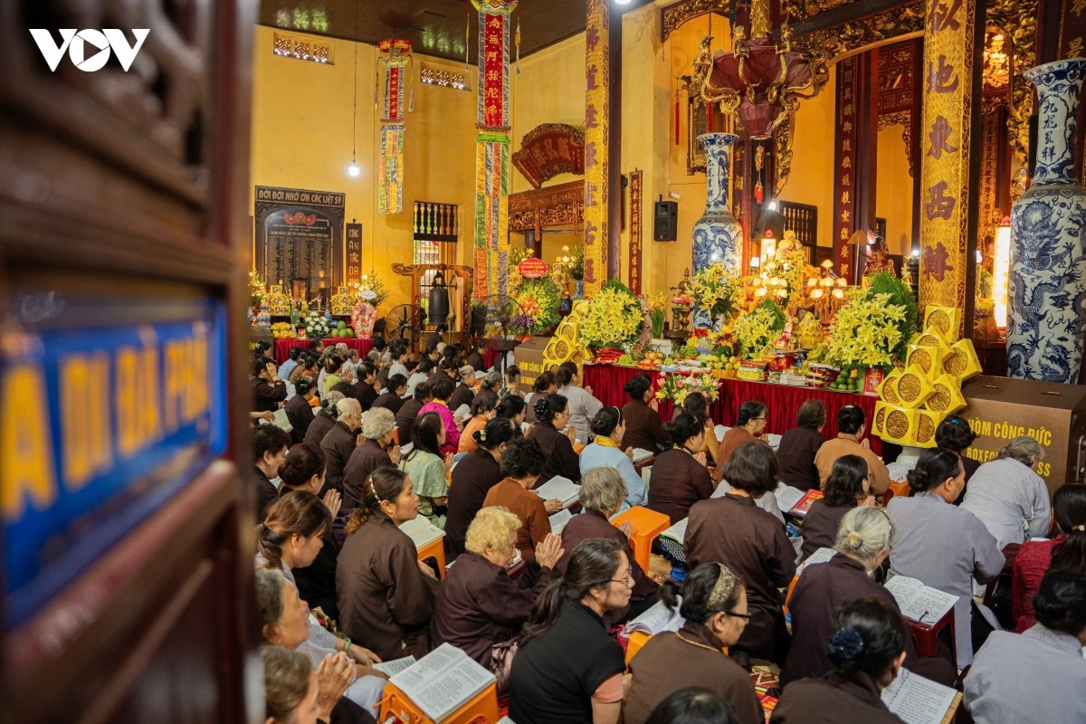 Bên trong điện thờ chính, các hoạt động cúng bái diễn ra trang nghiêm. Người dân chắp tay thành kính trước ban thờ, thành tâm cầu mong gia đình luôn mạnh khỏe, bình an.