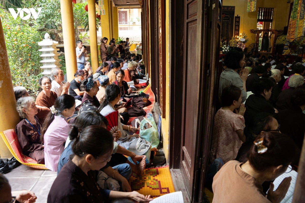 Do lượng người tham dự đông, nhiều phật tử phải ngồi dọc hành lang để tham gia buổi lễ trong sáng 25/8 (tức 13/7 âm lịch) tại chùa Quán Sứ.