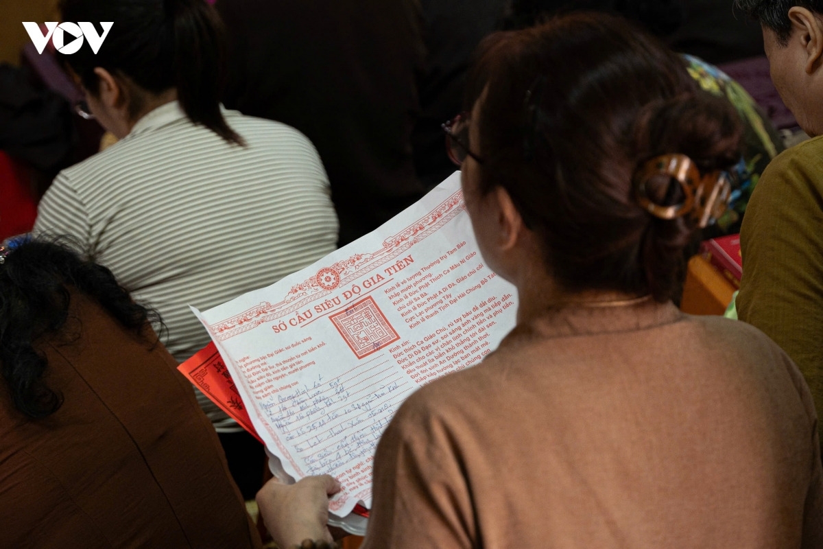 Những tờ sớ cầu siêu độ gia tiên của các phật tử mong cho gia đình bình an, hạnh phúc. Mùa Vu Lan năm nay mang một ý nghĩa đặc biệt khi diễn ra đúng vào dịp cả nước đang hướng tới kỷ niệm 81 năm Cách mạng Tháng Tám, Quốc khánh 2/9 cùng nhiều sự kiện trọng đại của đất nước và Phật giáo.