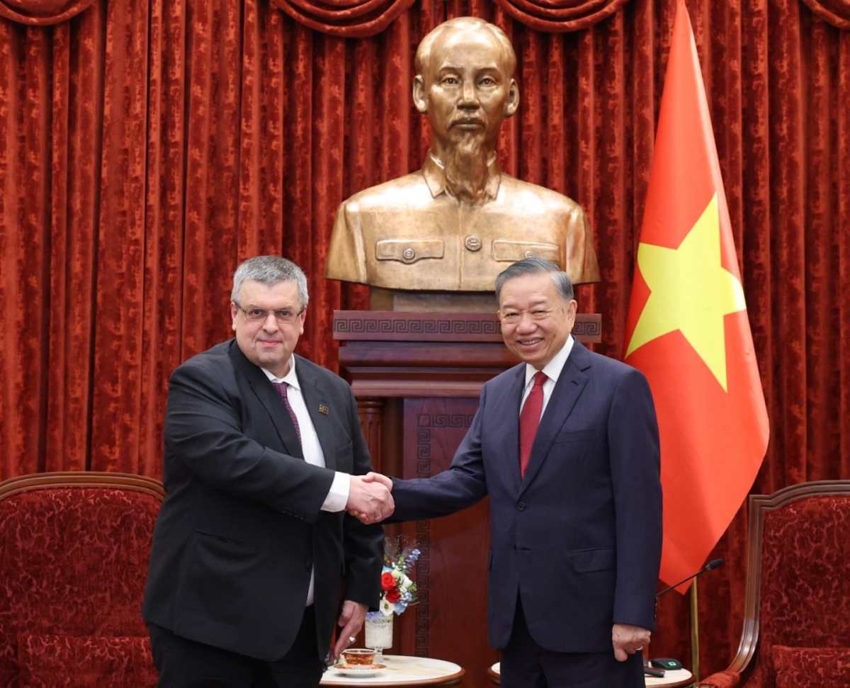 General Secretary of the Central Committee of the Communist Party of Vietnam and President To Lam shakes hands with a reporter of Russia's TASS news agency. (Photo: Ministry of Foreign Affairs)