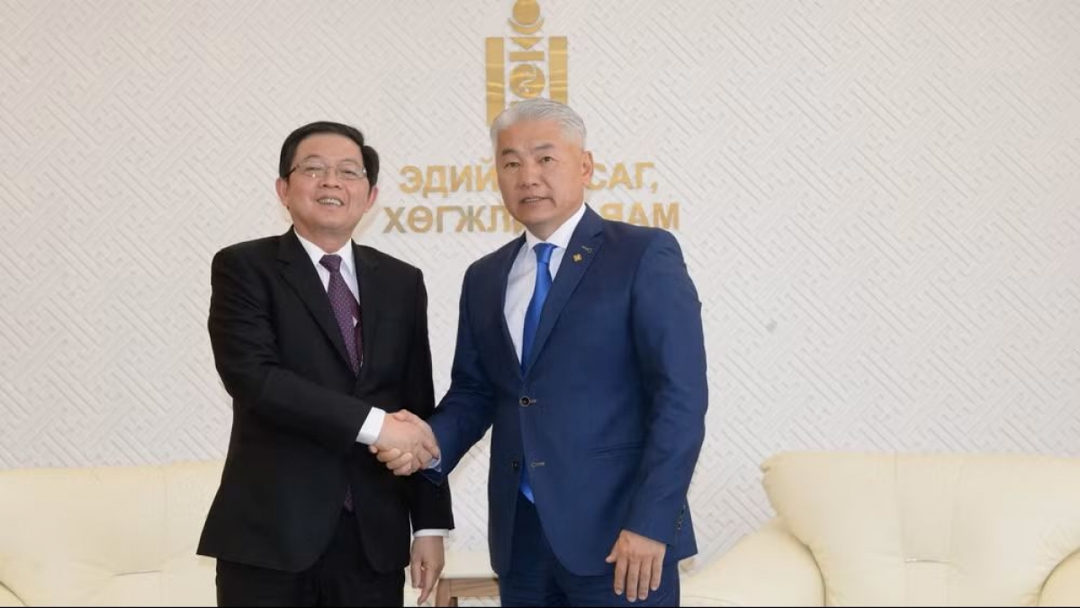 Wakil Perdana Menteri (PM) Vietnam, Ho Quoc Dung dan Wakil PM Tetap merangkap Menteri Ekonomi dan Pembangunan Mongolia, Jadamba Enkhbayar. Foto: Koran Nhandan