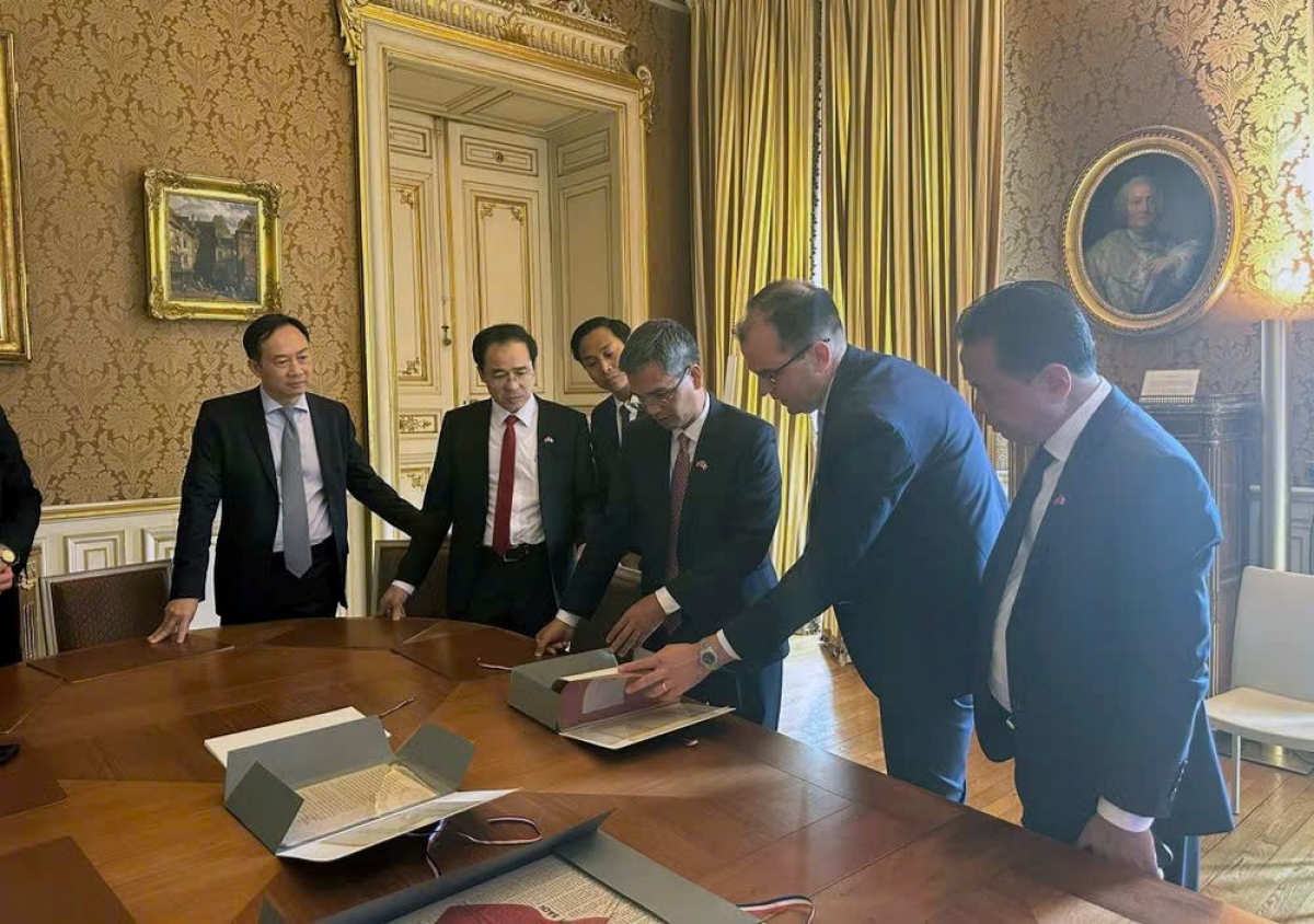  Le chef adjoint du Bureau du Comité central du Parti, Vo Thành Hung, (troisième à partir de la droite). Photo: TTXVN
